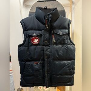 Man’s vest for winter stand up collar, on zipper and snaps, double pockets.
